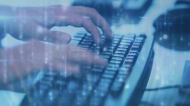 Bilgisayar klavyesi kullanarak veri işleme ve ışık izlerinin orta kısma düşmesi. dijital arayüz ve hesaplama teknolojisi kavramı