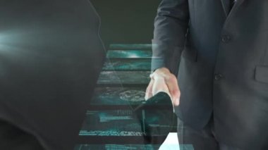 İş tokalaşması üzerine veri işleme ekranlarının animasyonu. küresel iş, başarı, bağlantılar ve dijital arayüz konsepti dijital olarak oluşturulmuş video.