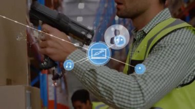 Depoda çalışan adamın üzerindeki simgelerle bağlantı ağının animasyonu. küresel gönderim, dağıtım, iş, veri işleme ve teknoloji konsepti dijital olarak oluşturulmuş video.