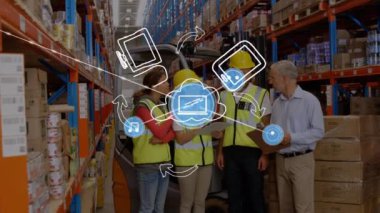 Depoda çalışan insanlar üzerindeki simgelerle bağlantı ağının animasyonu. küresel gönderim, dağıtım, iş, veri işleme ve teknoloji konsepti dijital olarak oluşturulmuş video.