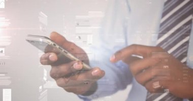 Akıllı telefon kullanarak iş adamının istatistik ve veri işleme animasyonu. küresel iş, veri işleme ve teknoloji konsepti dijital olarak oluşturulmuş video.