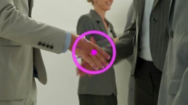 İş adamının tokalaşması üzerine yapılan taramalar. küresel iş, başarı, bağlantılar ve dijital olarak oluşturulmuş video işleme konsepti.