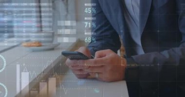 Akıllı telefon kullanarak iş adamının istatistik ve veri işleme animasyonu. küresel iş, veri işleme ve teknoloji konsepti dijital olarak oluşturulmuş video.