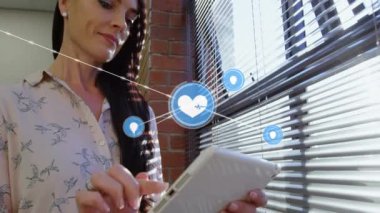 Ofiste dijital tablet kullanan beyaz iş kadınına karşı dijital ikonlar ağı. küresel ağ ve iş teknolojisi kavramı