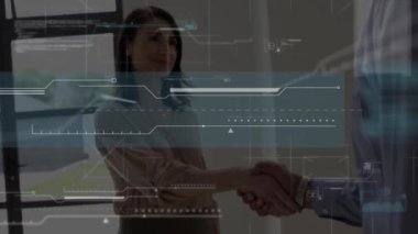 İş adamı tokalaşması üzerinden veri işleme animasyonu. küresel iş, başarı, bağlantılar ve dijital arayüz konsepti dijital olarak oluşturulmuş video.