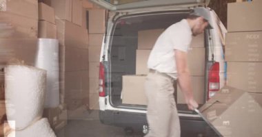 Beyaz teslimatçı adamın minibüsünde kutu istiflemesine karşı veri işleme ile dijital arayüz. lojistik ve ulaşım sektörü kavramı