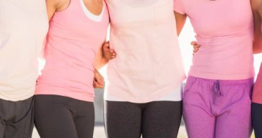 Çeşitli gülümseyen kadın gruplarının animasyonu. Göğüs kanseri pozitif farkındalık kampanyası konsepti dijital olarak üretildi.