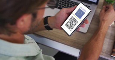 Masada elinde akıllı telefon, elinde komando aşısı sertifikası, eu bayrağı ve QR kodu olan bir adam var. covid 19 konseptinde dijital olarak üretilen sağlık, yaşam tarzı, seyahat ve teknoloji.