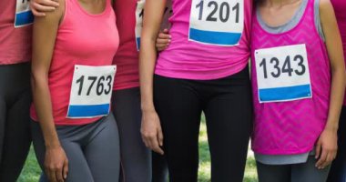 Çeşitli gülümseyen kadın gruplarının animasyonu. Göğüs kanseri pozitif farkındalık kampanyası konsepti dijital olarak üretildi.