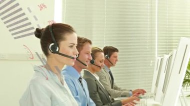 Telefon kulaklığı kullanan iş adamlarının istatistik ve veri işleme animasyonları. küresel iş, veri işleme ve teknoloji konsepti dijital olarak oluşturulmuş video.