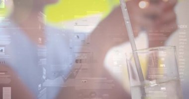Akıllı telefon kullanan bir iş kadını hakkında istatistik ve veri işleme animasyonu. küresel iş, veri işleme ve teknoloji konsepti dijital olarak oluşturulmuş video.