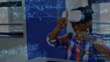 İlkokulda VR kulaklık takan Afrikalı Amerikalı çocuğa karşı yüzen matematiksel denklemler. Okula ve eğitim konseptine dönüş