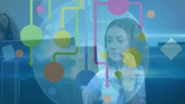 Telefon kulaklığı kullanan iş adamlarının simgeleriyle bağlantı ağının animasyonu. küresel iş, bağlantılar, dijital arayüz ve teknoloji konsepti dijital olarak oluşturulmuş video.