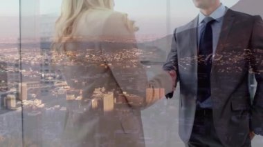 Şehir manzarası üzerinde el sıkışan iş adamlarının animasyonu. küresel iş, başarı ve iletişim konsepti dijital olarak oluşturulmuş video.