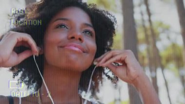 Funk metnin video kamera ekranında dijital arayüzlü kulaklıklı kadını çeken animasyonu. Sosyal medya, dijital arayüz, bağlantı ve iletişim konsepti dijital olarak oluşturulmuş video.