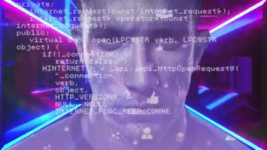 İnsanoğlunun yüzündeki veri işleme ile dijital arayüzün animasyonu. dijital arayüz, iletişim ve teknoloji konsepti dijital olarak oluşturulmuş video.
