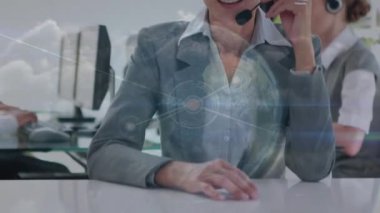 Telefon kulaklığı kullanan iş adamlarının simgeleriyle bağlantı ağının canlandırılması.