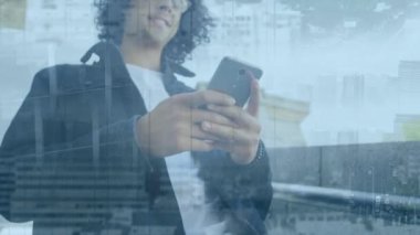 Şehir manzarası üzerinde akıllı telefon kullanan bir adamın animasyonu. küresel iş, iletişim ve finans kavramı dijital olarak oluşturulmuş video.