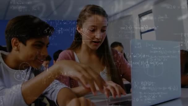 Animación Ecuaciones Matemáticas Sobre Escolares Usando Laptop Educación Global Conexiones — Vídeo de stock