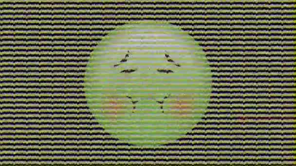 黒い背景に緑の病気の顔の絵文字に対するテレビ静的効果のデジタルアニメーション 表現とコミュニケーションの概念 — ストック動画