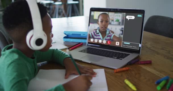 Schooljongen Met Behulp Van Laptop Voor Online Les Thuis Met — Stockvideo