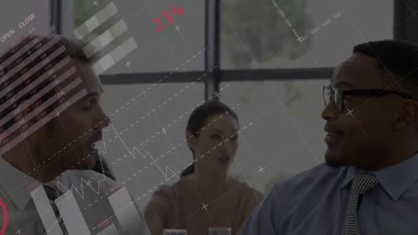 ビジネスマンの握手上の統計とデータ処理のアニメーション 世界的なビジネス デジタルインターフェースの概念がデジタルで生成されたビデオ — ストック動画
