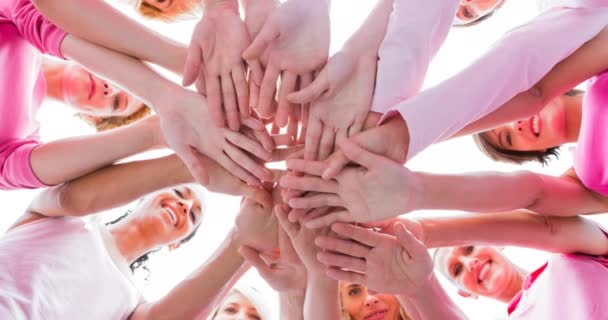 Groupe Diversifié Femmes Souriantes Touchant Les Mains Extérieur Soleil Cancer — Video