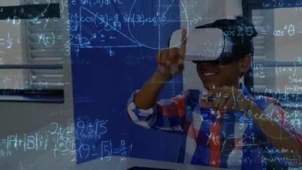 在小学时 数学方程对着戴着Vr耳机的非洲裔美国男孩漂浮 回到学校和教育的概念 — 图库视频影像