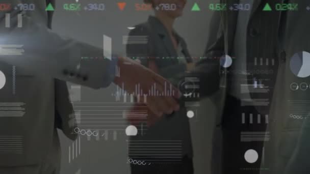 与数据处理的数字接口 可以防止中间层的商人在办公室握手 商业伙伴关系和技术概念 — 图库视频影像