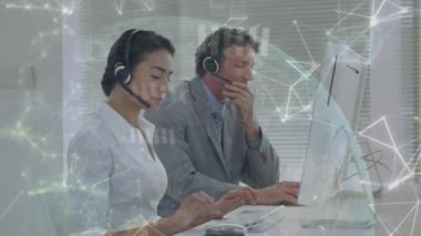 Telefon kulaklığı kullanan iş adamlarının simgeleriyle bağlantı ağının animasyonu. küresel iş, bağlantılar, dijital arayüz ve teknoloji konsepti dijital olarak oluşturulmuş video.