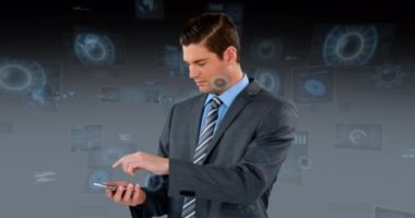 Tablet kullanan iş adamlarının ekranlarındaki veri işleme ile dijital arayüzün animasyonu. dijital arayüz, iletişim ve teknoloji konsepti dijital olarak oluşturulmuş video.