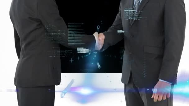 ビジネスマンや実業家の握手の中央部以上のデータ処理 コンピュータ インターフェース技術とビジネス パートナーシップの概念 — ストック動画