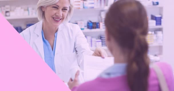 女性の薬剤師の乳がんテキストとピンクリボンのロゴのアニメーション 乳がん認知キャンペーンのコンセプトデジタル生成ビデオ — ストック動画