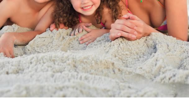 Portret Van Een Glimlachende Blanke Familie Vakantie Liggend Zand Aan — Stockvideo