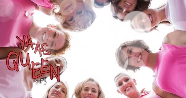 Animacja Yaas Queen Tekst Zróżnicowany Nad Grupą Różnych Grup Uśmiechniętych — Wideo stockowe