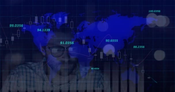 Animace Zpracování Finančních Dat Nad Mapou Světa Člověkem Globální Koncepce — Stock video