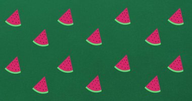 Yeşil arka planda sıra sıra karpuz dilimleri. yaz, meyve ve renk kavramı dijital olarak oluşturulmuş görüntü.