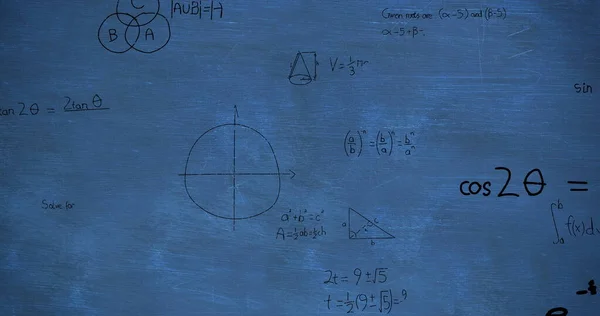 Matematiksel Denklemleri Hesaplamaları Mavi Bir Karatahtanın Üzerinde Hareket Eden Siyah — Stok fotoğraf