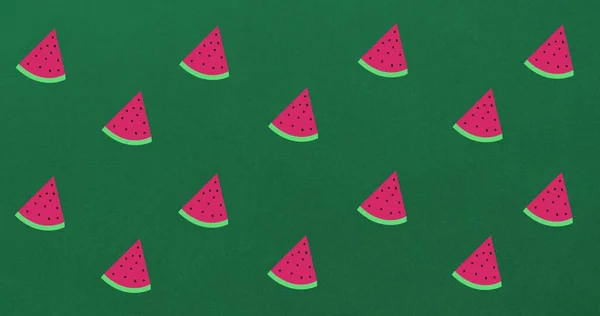 Zusammensetzung Von Reihen Von Wassermelonenscheiben Auf Grünem Hintergrund Sommer Obst — Stockfoto