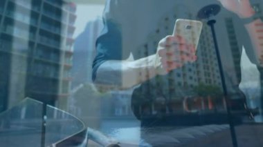 Akıllı telefondan binaların iş adamlarının üzerindeki animasyonları. küresel iş, bağlantılar, teknoloji ve dijital arayüz kavramı dijital olarak oluşturulmuş video.