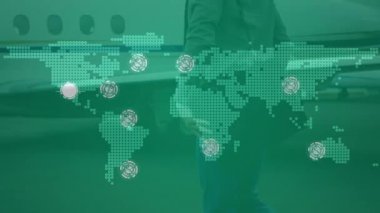 Dünya haritası, uçak ve iş adamı üzerindeki bağlantı ağının animasyonu. küresel iş, seyahat ve bağlantılar dijital olarak oluşturulmuş video.