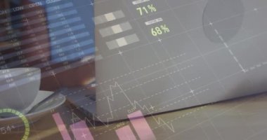 Dizüstü bilgisayarla iş kadını hakkında istatistik ve veri işleme animasyonu. küresel iş, veri işleme ve teknoloji konsepti dijital olarak oluşturulmuş video.