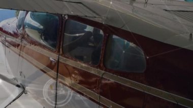 Uçan uçak üzerindeki bağlantı ağının animasyonu. küresel seyahat ve bağlantılar konsepti dijital olarak oluşturulmuş video.