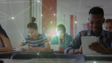 Tablet kullanarak öğrenci üzerinden bağlantı ağının animasyonu. küresel eğitim ve öğrenme kavramı dijital olarak oluşturulmuş video.