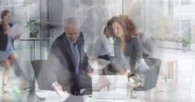 Toplantıda iş adamlarının üzerinden hızlı yürüyen yayaların animasyonu. küresel iş, iletişim ve finans kavramı dijital olarak oluşturulmuş video.