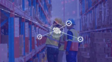 Depoda çalışan adamların üzerindeki simgelerle bağlantı ağının animasyonu. küresel gönderim, dağıtım, iş, veri işleme ve teknoloji konsepti dijital olarak oluşturulmuş video.