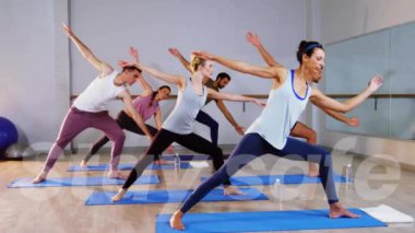 Animasyon fitness sınıfında egzersiz yapanların üzerine güvenli metin olarak kalmak içindir. küresel covid 19 salgın konsepti dijital olarak oluşturulmuş video.