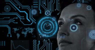 Kadının yüzündeki veri işleme ile dijital arayüzün animasyonu. dijital arayüz, iletişim ve teknoloji konsepti dijital olarak oluşturulmuş video.