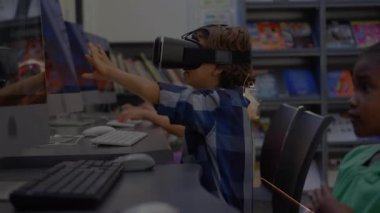 İlkokulda vr kulaklık takan beyaz bir çocuğa karşı yüzen matematiksel denklemler. Okula ve eğitim konseptine dönüş