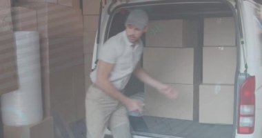 Teslimat kamyonunda kutu istiflemekte olan Kafkas kurye hakkında istatistiksel veri işleme. lojistik ve ulaşım sektörü kavramı